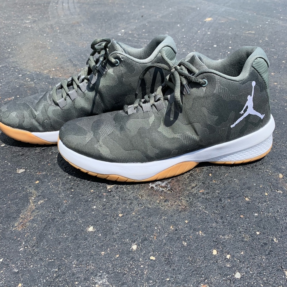 Jordan’s B Fly BG size 8 men’s